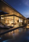 Modernes Haus nachts beleuchtet — Stockfoto