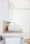 Vue rapprochée de l'évier blanc dans la salle de bain de luxe — Photo de stock