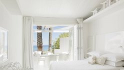 Camera da letto moderna con vista sulla spiaggia e sull'oceano — Foto stock
