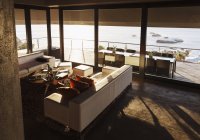 Современная гостиная с видом на океан — стоковое фото