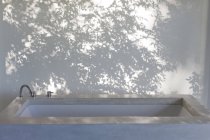 Schatten der Bäume auf Vorhang hinter Badewanne — Stockfoto