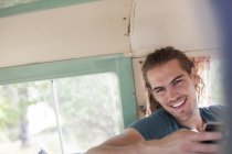 Hombre sonriendo en autocaravana - foto de stock