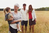 Promenade familiale multigénération dans un champ rural — Photo de stock