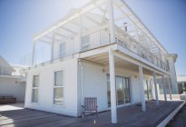 Deck und Balkon am weißen Strandhaus — Stockfoto