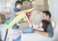 Vater und Kinder spielen in neuem Haus — Stockfoto