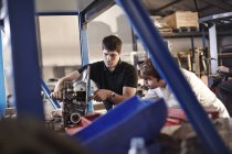 Mechaniker untersuchen Teil in Autowerkstatt — Stockfoto
