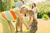 Бабуся і онука розтирають носи на задньому дворі — стокове фото