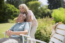 Glückliches Seniorenpaar entspannt im Hinterhof — Stockfoto