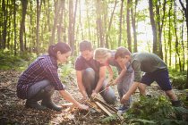Familie baut Lagerfeuer im Wald — Stockfoto