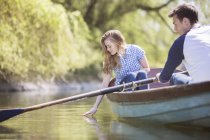 Couple en barque sur la rivière pendant la journée — Photo de stock