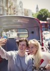 Couple prenant selfie en bus à deux étages à Londres — Photo de stock