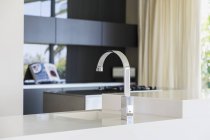 Wasserhahn und Spüle im modernen Kücheninterieur — Stockfoto