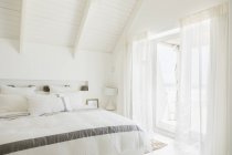 Dormitorio moderno en interiores durante el día - foto de stock