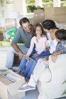 Famiglia che si rilassa sul divano nella nuova casa — Foto stock