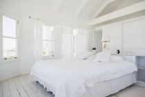 Живописный вид на интерьер белой спальни — стоковое фото