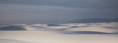 Panorámica de la tranquila duna de arena blanca, White Sands, Nuevo México, Estados Unidos - foto de stock