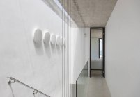 Vista panorâmica do corredor na casa moderna — Fotografia de Stock