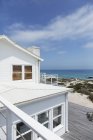 Фасад роскошного пляжного дома с видом на океан — стоковое фото