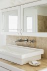 Живописный вид на раковину в роскошной ванной — стоковое фото