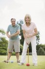 Felice coppia di anziani giocare a croquet — Foto stock
