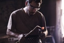 Schmied erhitzt Metall mit Blasbrenner in Schmiede — Stockfoto