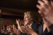 Homem entusiasmado batendo palmas na audiência do teatro — Fotografia de Stock