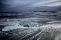 Ice on stormy cold ocean beach, Jokulsarlon, Iceland — Stock Photo