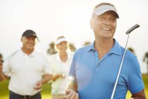 Adultos idosos caucasianos em campo de golfe — Fotografia de Stock