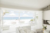 Salon moderne donnant sur la plage et l'océan — Photo de stock