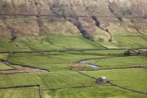 Fluss und Weiden im ländlichen Tal — Stockfoto
