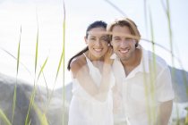 Casal sorrindo juntos ao ar livre — Fotografia de Stock