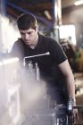 Механік, що працює в машинобудуванні в авторемонтному магазині — стокове фото