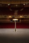 Pódio no palco em teatro vazio — Fotografia de Stock