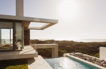 Сучасний будинок і басейн з видом на океан — стокове фото