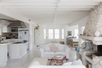 Cucina bianca e soggiorno interno — Foto stock
