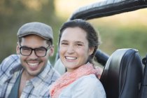 Retrato de pareja sonriente en vehículo utilitario deportivo - foto de stock