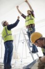 Trabajador de la construcción en escalera en obra - foto de stock