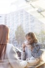 Mulheres bebendo chá no café da calçada — Fotografia de Stock