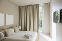 Cortinas e cama no interior do quarto moderno — Fotografia de Stock