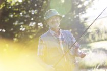 Portrait homme âgé souriant avec canne à pêche — Photo de stock