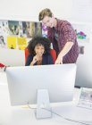 Empresários que trabalham no computador no escritório — Fotografia de Stock