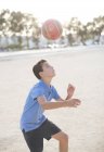 Junge leitet Fußballball — Stockfoto