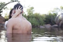 Casal abraçando no lago durante o dia — Fotografia de Stock