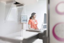 Enfermera que trabaja en la computadora en el hospital - foto de stock