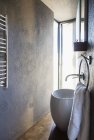 Раковина в сучасній ванній кімнаті в приміщенні — стокове фото