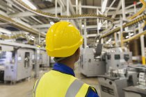 Arbeiter in der Druckereipresse beobachtet Förderbänder und Maschinen in der Druckerei — Stockfoto