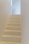 Escalier de maison moderne à l'intérieur — Photo de stock