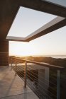 Балкон сучасного будинку з видом на океан на заході сонця — стокове фото