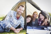 Retrato família sorridente na tenda — Fotografia de Stock