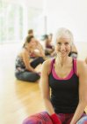 Retrato sorrindo instrutor de fitness com fone de ouvido — Fotografia de Stock